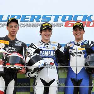 <b>Podium Superstock 600 (de gauche à droite) : Tony Covena - Yamaha, Jeremy Guarnoni - Yamaha et Romain Lanusse - Yamaha (photo worldsbk.com)</b> <b>Podium Superstock 600 (de gauche à droite) : Tony Covena - Yamaha, Jeremy Guarnoni - Yamaha et Romain Lanusse - Yamaha (photo worldsbk.com)</b>