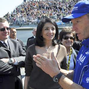 <b>La Secrétaire d’Etat à la Jeunesse et de la Vie associative, Jeannette Bougrab, et le Président de la FFM, Jacques Bolle, sont attentifs aux explications du Team Manager de Viltaïs Racing Division, Christian Sarron, ancien Champion du Monde (photo Stan Pérec)</b> <b>La Secrétaire d’Etat à la Jeunesse et de la Vie associative, Jeannette Bougrab, et le Président de la FFM, Jacques Bolle, sont attentifs aux explications du Team Manager de Viltaïs Racing Division, Christian Sarron, ancien Champion du Monde (photo Stan Pérec)</b>