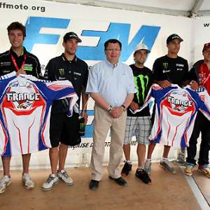 <b>Philippe Thiebaut - Directeur Technique National FFM, Xavier Boog – Kawasaki, Steven Frossard – Yamaha, Jacques Bolle, Président de la Fédération Française de Motocyclisme, Anthony Boissière – Yamaha, Gautier Paulin – Yamaha, Jordi Tixier – KTM et Olivier Robert - Entraîneur National FFM (Photo Pascal Haudiquert/Mediacross)</b> <b>Philippe Thiebaut - Directeur Technique National FFM, Xavier Boog – Kawasaki, Steven Frossard – Yamaha, Jacques Bolle, Président de la Fédération Française de Motocyclisme, Anthony Boissière – Yamaha, Gautier Paulin – Yamaha, Jordi Tixier – KTM et Olivier Robert - Entraîneur National FFM (Photo Pascal Haudiquert/Mediacross)</b>