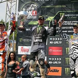 <b>Podium MX1 : Toni Cairoli - KTM, Steven Frossard - Yamaha et Clément Desalle - Suzuki (Photo Pascal Haudiquert/Mediacross)</b> <b>Podium MX1 : Toni Cairoli - KTM, Steven Frossard - Yamaha et Clément Desalle - Suzuki (Photo Pascal Haudiquert/Mediacross)</b>