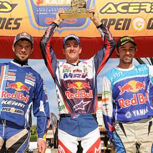 <b>Podium Rallye de Sardaigne : Cyril Desprès - KTM, Marc Coma - KTM et Hèlder Rodrigues - Yamaha (photo FIM)</b> <b>Podium Rallye de Sardaigne : Cyril Desprès - KTM, Marc Coma - KTM et Hèlder Rodrigues - Yamaha (photo FIM)</b>
