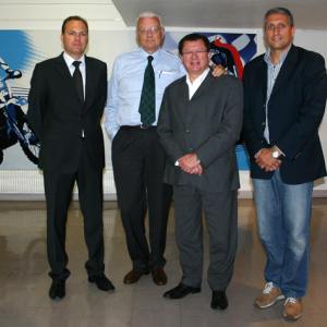 <b>De gauche à droite : Monsieur Sébastien Poirier - Directeur Général de la FFM, Monsieur Paolo Sesti – Président de la FMI, Monsieur Jacques Bolle - Président de la FFM et Monsieur Gianluca Avenoso - Responsable des activités Off Road de la FMI.</b>
<b>De gauche à droite : Monsieur Sébastien Poirier - Directeur Général de la FFM, Monsieur Paolo Sesti – Président de la FMI, Monsieur Jacques Bolle - Président de la FFM et Monsieur Gianluca Avenoso - Responsable des activités Off Road de la FMI.</b>