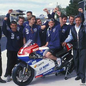 <b>Sylvain Guintoli et Randy de Puniet entourés de tous les membres de l’Equipe de France Grand Prix FFM (photo PSP/Stan Perec)</b> <b>Sylvain Guintoli et Randy de Puniet entourés de tous les membres de l’Equipe de France Grand Prix FFM (photo PSP/Stan Perec)</b>