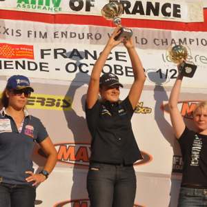<b>Podium des Féminines : Laia Sanz - Honda, Ludivine Puy - Gas Gas et Jessic Jonsson - Gas Gas (photo Abc Communication)</b> <b>Podium des Féminines : Laia Sanz - Honda, Ludivine Puy - Gas Gas et Jessic Jonsson - Gas Gas (photo Abc Communication)</b>