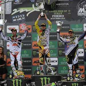 <b>Podium MX1 Overall : Toni Cairoli - KTM, Christophe Pourcel - Kawasaki et Clément Desalle - Suzuki (photo Youthstream)</b> <b>Podium MX1 Overall : Toni Cairoli - KTM, Christophe Pourcel - Kawasaki et Clément Desalle - Suzuki (photo Youthstream)</b>