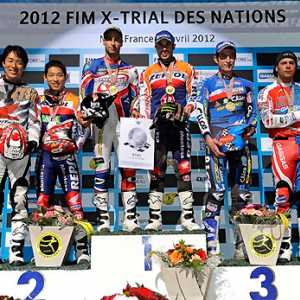 <b>Le podium final : Japon, Espagne et France (photo FIM)</b> <b>Le podium final : Japon, Espagne et France (photo FIM)</b>