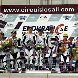 <b>Podium des 8 Heures de Doha (photo MotoRacingLive.com/Michelin)</b> <b>Podium des 8 Heures de Doha (photo MotoRacingLive.com/Michelin)</b>