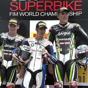 <b>Podium 1e manche Superbike : Tom Sykes - Kawasaki, Marco Melandri - BMW et Loris Baz – Kawasaki (photo Kawasaki Racing Team)</b> <b>Podium 1e manche Superbike : Tom Sykes - Kawasaki, Marco Melandri - BMW et Loris Baz – Kawasaki (photo Kawasaki Racing Team)</b>