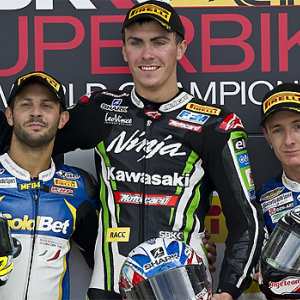 <b>Podium 1e manche SBK : Michel Fabrizio - BMW, Loris Baz – Kawasaki et Ayrton Badovini - BMW (photo Kawasaki Racing Team)</b> <b>Podium 1e manche SBK : Michel Fabrizio - BMW, Loris Baz – Kawasaki et Ayrton Badovini - BMW (photo Kawasaki Racing Team)</b>