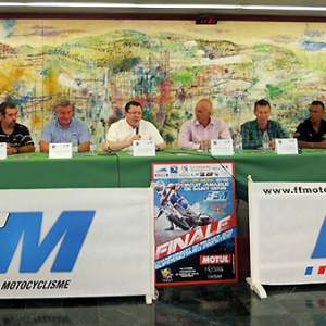 <b>Conférence de presse : Pascal Dorseuil - pilote réunionnais, Bernard Gallé - Président du Racer MC 97.420, Gilbert Gontier - Vice-Président de la FFM et de la Commission de Motocross FFM, Jacques Bolle - Président de la FFM, Gérald Maillot - 1er adjoint au Maire de Saint-Denis de la Réunion, Olivier Lassaux - Président de la Ligue Réunion, Patrick Payet - Vice-Président du MC 97.420 et Aurélien Grelier - pilote métropolitain (photo Yumé Com)</b>