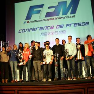 <b>Les pilotes françaises autour de Jacques Bolle, Président de la FFM (photo Jean-Paul Ancion/FFM)</b> <b>Les pilotes françaises autour de Jacques Bolle, Président de la FFM (photo Jean-Paul Ancion/FFM)</b>