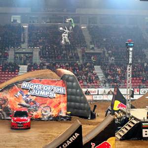 <b>Rémi Bizouard - Honda (photo Nightofthejumps.com)</b> <b>Rémi Bizouard - Honda (photo Nightofthejumps.com)</b>