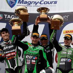 <b>Loris Baz, Grégory Leblanc, Gilles Stafler - team manager du SRC Kawasaki et Jérémy Guarnoni - Kawasaki (photo FIM)</b> <b>Loris Baz, Grégory Leblanc, Gilles Stafler - team manager du SRC Kawasaki et Jérémy Guarnoni - Kawasaki (photo FIM)</b>