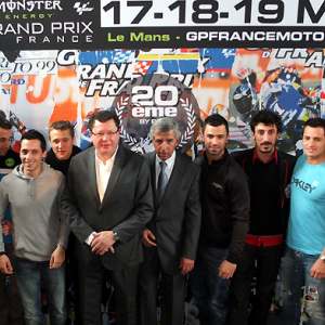 <i>De gauche à droite :</i> <b>Johann Zarco, Alexis Masbou, Alan Techer, Jacques Bolle - Président de la FFM, Claude Michy - PHA, Mike di Meglio, Louis Rossi et Randy de Puniet (photo FFM)</b> <i>De gauche à droite :</i> <b>Johann Zarco, Alexis Masbou, Alan Techer, Jacques Bolle - Président de la FFM, Claude Michy - PHA, Mike di Meglio, Louis Rossi et Randy de Puniet (photo FFM)</b>