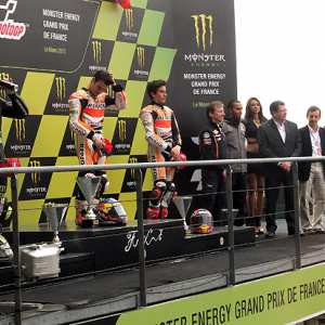 <b>Podium MotoGP : Cal Crutchlow, Dani Pedrosa, Marc Marquez, Lewis Hamilton, Jacques Bolle - Président de la FFM, Pierre Fillon - Président de la l'ACO et Véronique Rivron - Représentant la Ville du Mans (photo Yume.com)</b> <b>Podium MotoGP : Cal Crutchlow, Dani Pedrosa, Marc Marquez, Lewis Hamilton, Jacques Bolle - Président de la FFM, Pierre Fillon - Président de la l'ACO et Véronique Rivron - Représentant la Ville du Mans (photo Yume.com)</b>