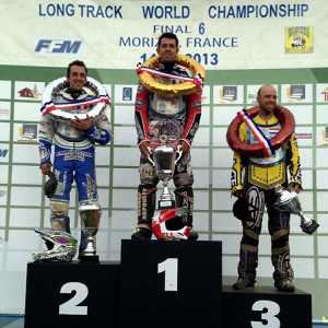 <b>Le podium de la Finale 6 du Championnat du Monde de Long-Track de Morizès : Mathieu Trésarrieu, Stéphane Trésarrieu et Theo Pijper (photo Team Trésarrieu)</b> <b>Le podium de la Finale 6 du Championnat du Monde de Long-Track de Morizès : Mathieu Trésarrieu, Stéphane Trésarrieu et Theo Pijper (photo Team Trésarrieu)</b>