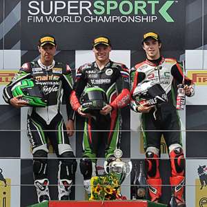 <b>Podium Supersport : Fabien Foret - Kawasaki, Sam Lowes - Yamaha et Kev Coghlan - Kawasaki (photo World SBK)</b> <b>Podium Supersport : Fabien Foret - Kawasaki, Sam Lowes - Yamaha et Kev Coghlan - Kawasaki (photo World SBK)</b>