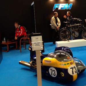 <b>Le stand FFM avec la Magnat Debon 3HP1/4 Course en haut à droite et le side car Schmid 10 pouces 1973 BMW 1000 au premier plan (photo FFM)</b> <b>Le stand FFM avec la Magnat Debon 3HP1/4 Course en haut à droite et le side car Schmid 10 pouces 1973 BMW 1000 au premier plan (photo FFM)</b>