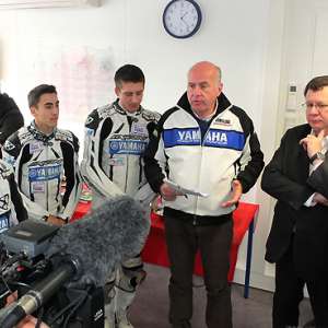 <b>Eric De Seynes - PDG Yamaha Motor France et Jacques Bolle - Président de la FFM annoncent la décision du Grand Jury aux pilotes (de gauche à droite) : Mickaël Coupé, Hugo Clere et Anthony Dumont (photo Yume.com)</b> <b>Eric De Seynes - PDG Yamaha Motor France et Jacques Bolle - Président de la FFM annoncent la décision du Grand Jury aux pilotes (de gauche à droite) : Mickaël Coupé, Hugo Clere et Anthony Dumont (photo Yume.com)</b>