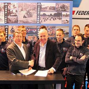 <b>Les signataires et l'Equipe de l'EEAT-FFM au grand complet (photo Yume.com)</b> <b>Les signataires et l'Equipe de l'EEAT-FFM au grand complet (photo Yume.com)</b>