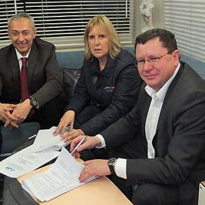 <b>Signature de la Convention entre la FFM et la société IFO-GA en présence de Philippe Thiebaut - Directeur Technique National FFM, Agnès Giro - Directrice de IFO-GA et Jacques Bolle - Président de la FFM (photo Yume.com)</b> <b>Signature de la Convention entre la FFM et la société IFO-GA en présence de Philippe Thiebaut - Directeur Technique National FFM, Agnès Giro - Directrice de IFO-GA et Jacques Bolle - Président de la FFM (photo Yume.com)</b>