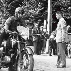 <b>Benjamin Savoye au départ d'un rallye Paris-Nice en 1952.</b> <b>Benjamin Savoye au départ d'un rallye Paris-Nice en 1952.</b>