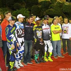 <b>Jean-Michel Bayle au milieu des anciennes gloires du Supercross US et entouré des quatre meilleurs pilotes du moment : Ryan Villopoto, Ryan Dungey (à sa droite) et James Stewart, Chad Reed (à sa gauche)</b> <b>Jean-Michel Bayle au milieu des anciennes gloires du Supercross US et entouré des quatre meilleurs pilotes du moment : Ryan Villopoto, Ryan Dungey (à sa droite) et James Stewart, Chad Reed (à sa gauche)</b>