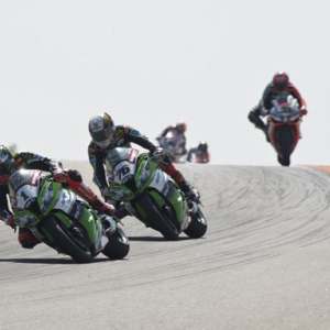 <b>Tom Sykes - Kawasaki et Loris Baz - Kawasaki (photo KRT)</b> <b>Tom Sykes - Kawasaki et Loris Baz - Kawasaki (photo KRT)</b>