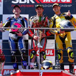 <b>Podium Supersport : Lucas Mahias - Yamaha, Roberto Rolfo - MV Agusta et Anthony West - Yamaha (photo WorldSBK)</b> <b>Podium Supersport : Lucas Mahias - Yamaha, Roberto Rolfo - MV Agusta et Anthony West - Yamaha (photo WorldSBK)</b>