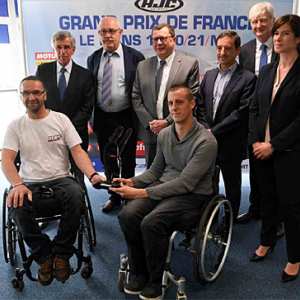 <b>Claude MICHY, François EDOM (adjoint aux sports de la Ville du Mans), Jacques BOLLE (Président de la FFM), Pierre FILLON (Président de l'ACO), Dominique LE MENER (Président du Conseil départemental de la Sarthe), Vanessa CHARBONNEAU (Vice-Présidente du Conseil régional des Pays de la Loire), Marc Tchorz et Nicolas DUVAL (pilotes de l'International Bridgestone Handy Race)</b> <b>Claude MICHY, François EDOM (adjoint aux sports de la Ville du Mans), Jacques BOLLE (Président de la FFM), Pierre FILLON (Président de l'ACO), Dominique LE MENER (Président du Conseil départemental de la Sarthe), Vanessa CHARBONNEAU (Vice-Présidente du Conseil régional des Pays de la Loire), Marc Tchorz et Nicolas DUVAL (pilotes de l'International Bridgestone Handy Race)</b>