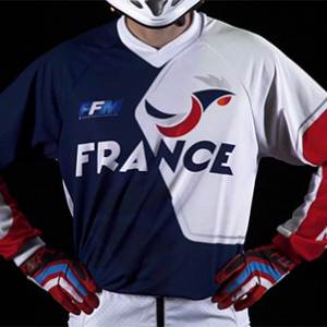 <b>Maillot prochainement disponible à la vente.</b> <b>Maillot prochainement disponible à la vente.</b>