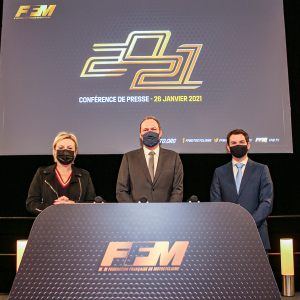 Sébastien Poirier, Président de la FFM, aux côtés des deux animateurs. Espace Clacquesin