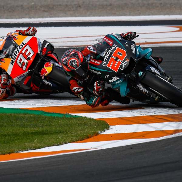 Fabio Quaratararo - Yamaha devant Marc Marquez - Honda (photo motogp.com)