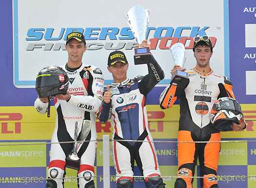 <b>Maxime Berger – Honda à gauche sur le podium Superstock 1000 (photo Worldsbk.com)</b>
