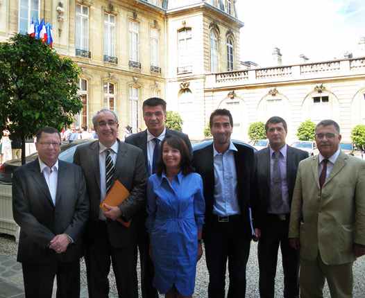 De gauche à droite : Jacques Bolle - Président de la Fédération Française de Motocyclisme, Francis Saint-Léger - Député de la Lozère, David Douillet - Député des Yvelines, Sophie Dion - Conseillère Sport du Président de la République, Le sportif Luc Alphand, David Marquiran - Président du Moto-Club Lozérien, Jean-Pierre Domergue - Dirigeant du Moto-Club Lozérien