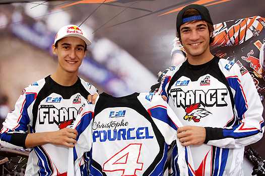 <b>Marvin Musquin - KTM et Xavier Boog - Kawasaki avec le maillot de Christophe Pourcel - Kawasaki (photo Pascal Haudiquert/Mediacross)</b>