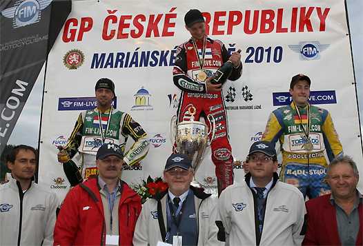 <b>Theo Pijper à gauche sur le podium (photo FIM)</b>
