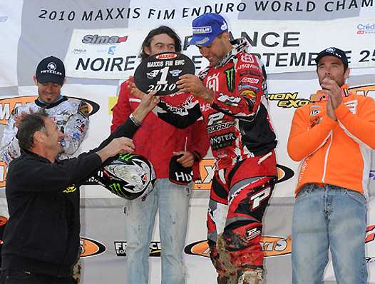 <b>Alain Blanchard - ABC remet la plaque de Champion du Monde E1 a Antoine Méo - HVA. A droite, Johnny Aubert - KTM et à gauche Julien Gauthier – HM Honda (photo ABC Communication)</b>