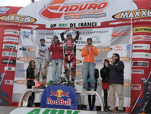 <b>Podium E1 : Julien Gauthier - HM Honda, Antoine Méo - HVA, Johnny Aubert - KTM félicités par Jacques Bolle, Président de la Fédération Française de Motocyclisme (photo ABC Communication)</b>