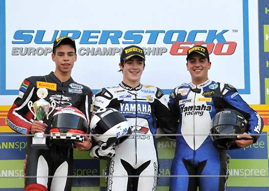 <b>Podium Superstock 600 (de gauche à droite) : Tony Covena - Yamaha, Jeremy Guarnoni - Yamaha et Romain Lanusse - Yamaha (photo worldsbk.com)</b>