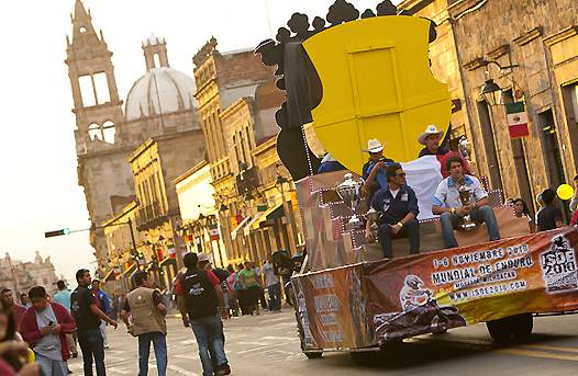 <b>Un char a mené nos pilotes et leurs Trophées jusqu'à la cathédrale de Morelia (photo Mathieu Talayssat)</b>