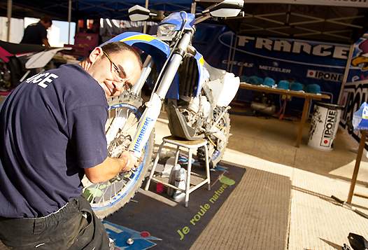<b>Fabien Vinel en plein travail sous l’auvent de l'Equipe de France FFM (photo Mathieu Talayssat)</b>