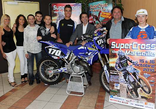 <b>Gautier Paulin, les frères Izzo, Renaud Margry, Yannis Irsuti, Patrick "Maya" Féraud l'organisateur, réunis autour du Conseiller Municipal Marseillais lors de la conférence de presse</b>