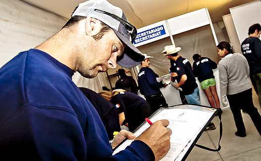 <b>Johnny Aubert (KTM) au remplissage des formulaires du contrôle administratif (photo Mathieu Talayssat)</b>