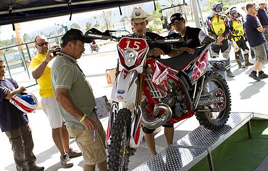 <b>Christophe Nambotin laisse son 300 Gas-Gas aux mains des commissaires du contrôle technique (photo Mathieu Talayssat)</b>