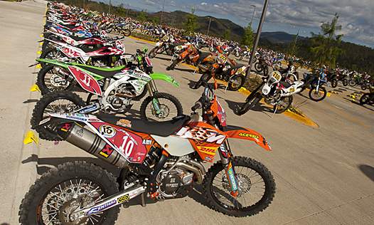 <b>Le parc fermé commence a avoir fière allure (photo Mathieu Talayssat)</b>