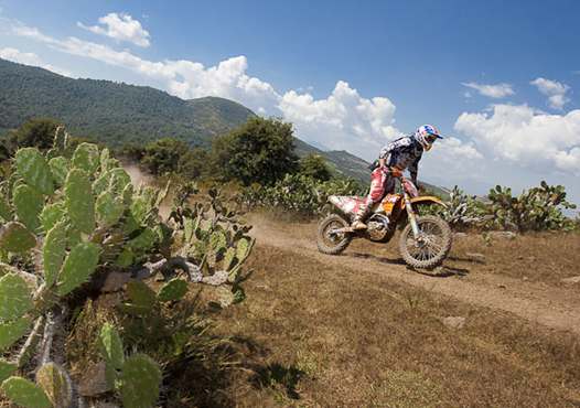<b>Johnny Aubert se régale au guidon de sa 450 KTM (photo Mathieu Talayssat)</b>