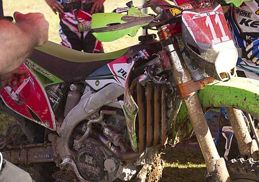 <b>La moto de Nicolas Deparrois après sa chute, radiateur HS (photo Mathieu Talayssat)</b>