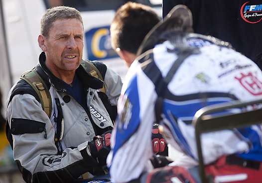 <b>Fred Weill livre ses derniers conseils avant l'entrée en spéciale des pilotes (photo Mathieu Talayssat)</b>