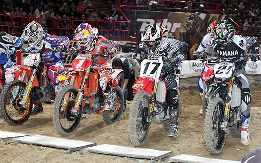 <b>Cédric Soubeyras – KTM (12), Marvin Musquin – KTM (1), Justin Barcia - Honda (17) et Gautier paulin - Yamaha au départ de la finale (photo Pascal Haudiquert/Mediacross)</b>